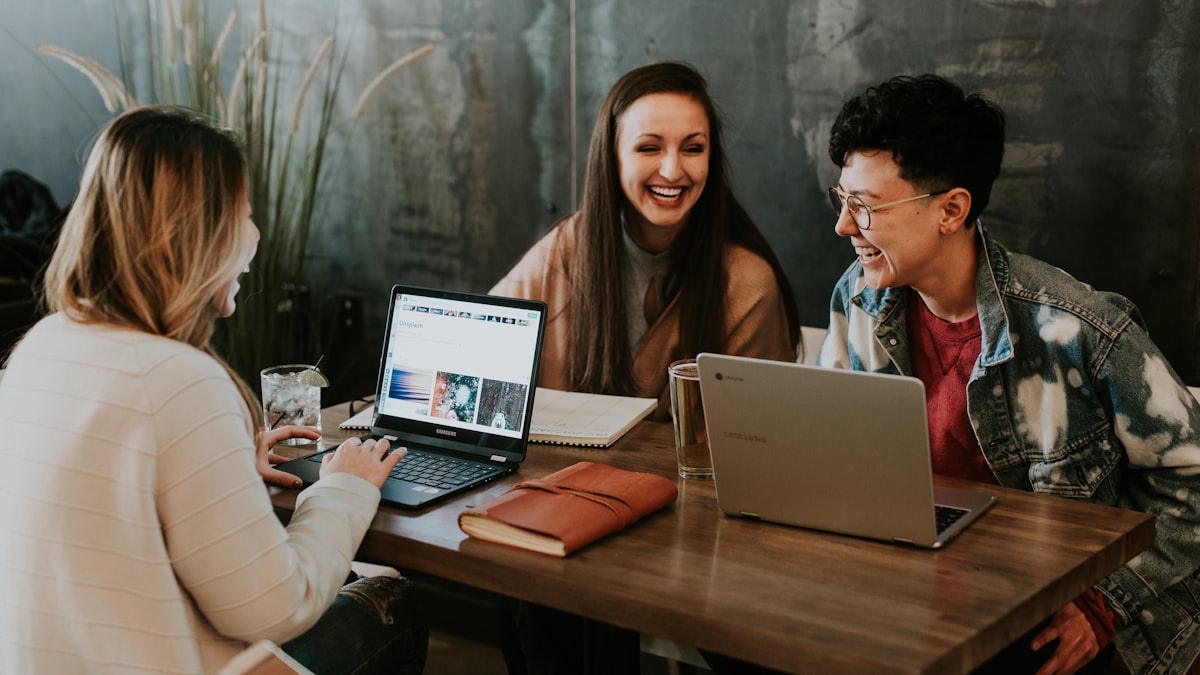 Un computer portatile, una connessione veloce e la vista su un borgo antico: è il sogno di lavoro che l'Italia prova a vendere ai talenti di tutto il mondo.