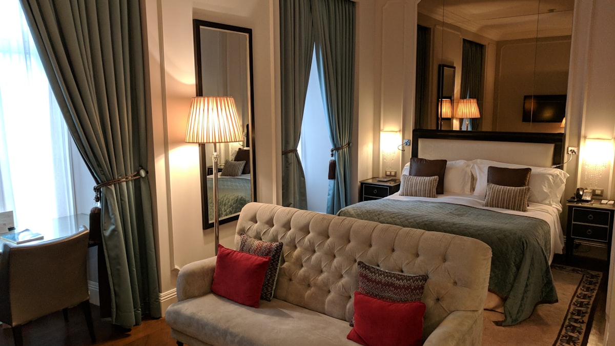 Negli hotel a quattro e cinque stelle di Milano la tassa di soggiorno arriva a 10 euro a notte per persona nel 2026.