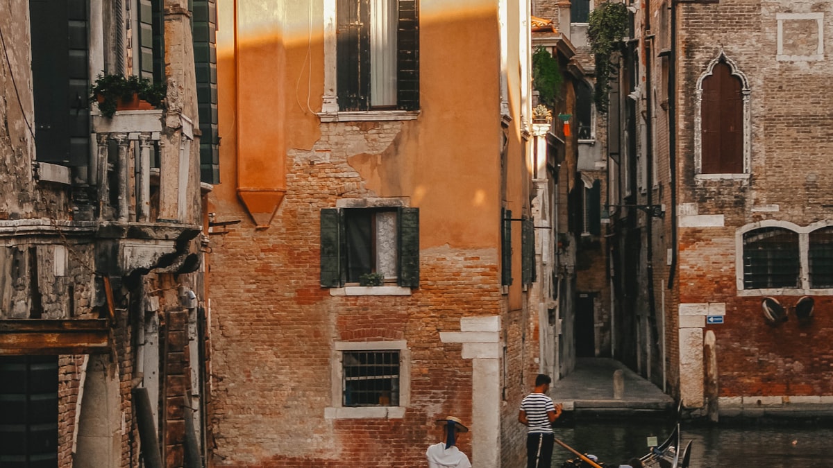 I vicoli e i ponti di Venezia restano tra i luoghi più fotografati al mondo, ma la città cerca un equilibrio tra visitatori e vivibilità.